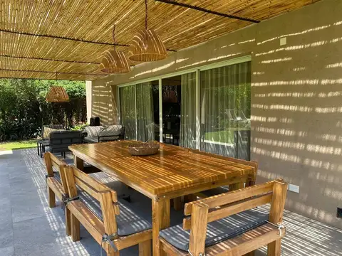 DIVINA CASA en Bo. LA ARBOLEDA - 1048m LOTE - 300 m CUB