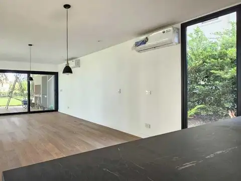 Casa en Alquiler con 1 cochera