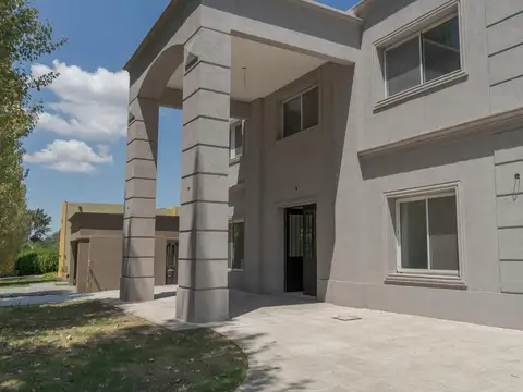 Casa en Venta con 3 cocheras