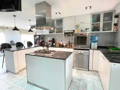 Casa 4 ambientes con 4 baños