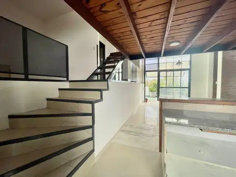 VENTA · Frente Parque Sarmiento — PH 4 amb · Tríplex · Terraza 20 m² · 3 dorm · Muy luminoso