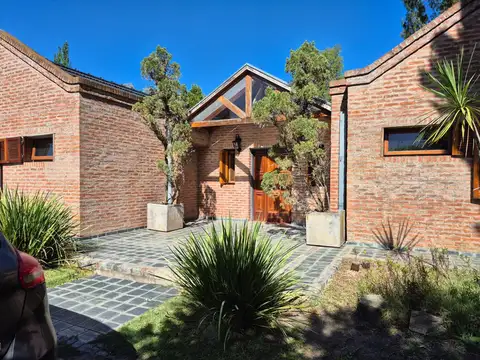 Casa en Alquiler con 2 cocheras