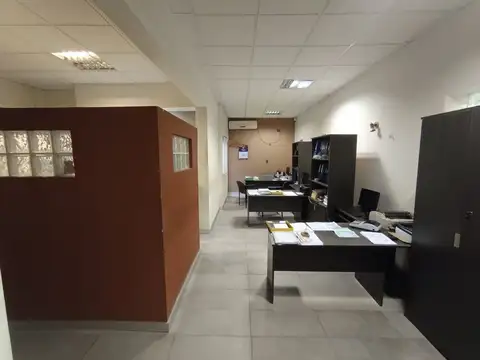 GALPÓN EN ALQUILER CON DOBLE ACCESO VEHICULAR