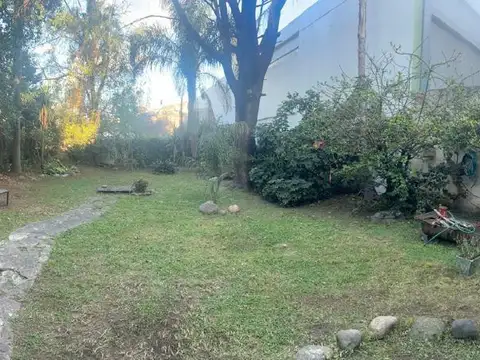 CASA SOBRE UN LOTE DE 15 X37 Y DESARROLLADA EN 2 PLANTAS