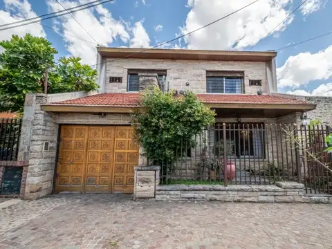 VENTA DE CASA C/PATIO,  PARRILLA, PILETA, QUINCHO Y COCHERA CUBIERTA VICENTE LOPEZ