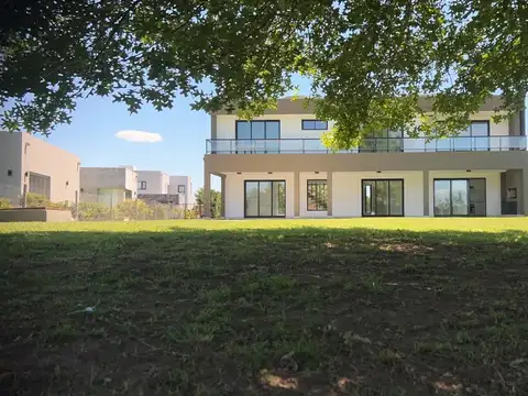 Casa en Venta con 4 cocheras