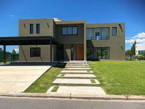 Casa 5 ambientes con 3 baños