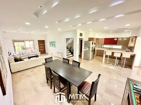 Casa en Venta con 3 cocheras