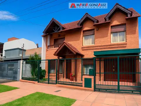 BARRIO GUEMES, CHALET CINCO AMBIENTES CON PISCINA