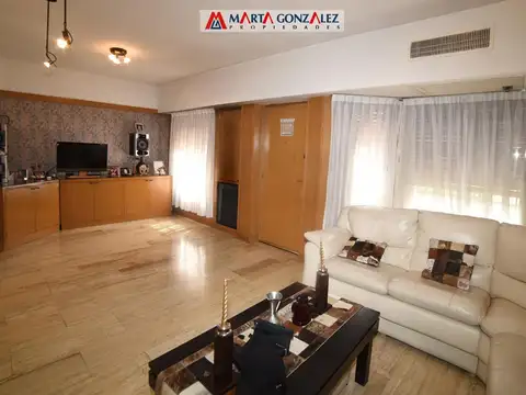 Casa en Venta con 3 cocheras