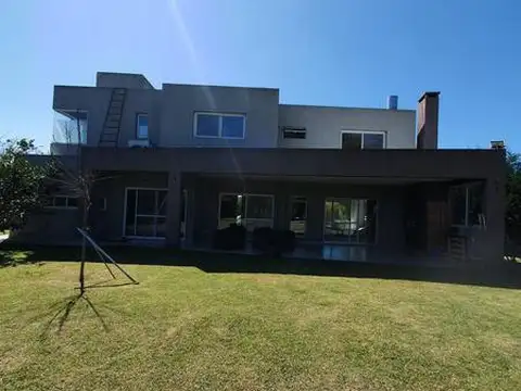 Casa 5 ambientes con 3 baños