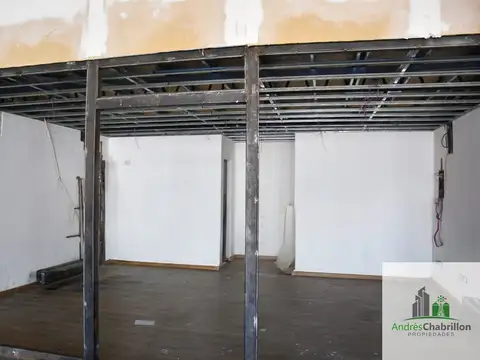 Amplio galpón en alquiler de 1.250 m² sobre avenida principal