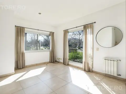 Casa de 4 amb. en venta con parque en Club de Campo El Nacional en General Rodríguez. Acepta permuta