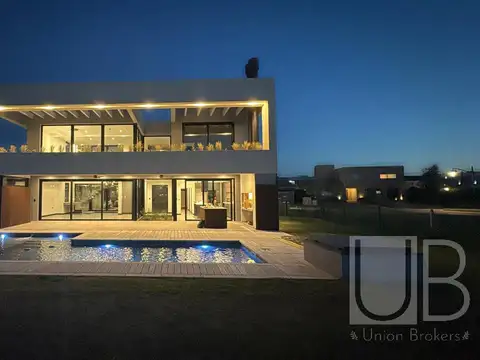 Casa 5 ambientes con 3 baños