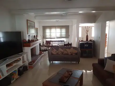 VENDO Casa en impecables condiciones en Ituzaingo norte.