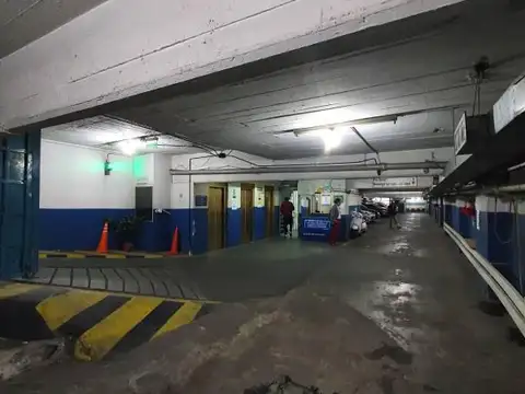 VENTA GARAGE 70 cocheras moviles - (45 fijas) en  Zona RETIRO