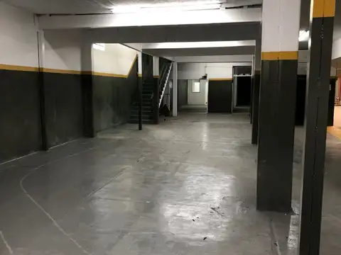 Galpón con entrada para camiones en ALQUILER -Parque Patricios-