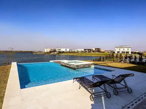 Casa en Venta con 3 cocheras