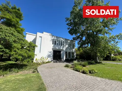 Casa 11 ambientes con 4 baños