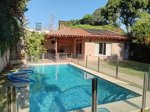 CASA 4 AMB. FONDO QUINCHO PISCINA ZONA RESIDENCIAL