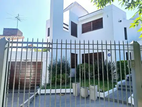 Casa en Venta con 3 cocheras