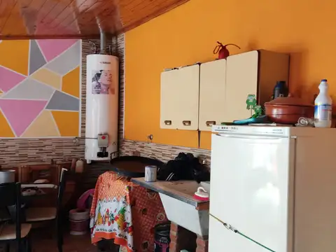 Casa en muy Buen estado, amplios ambientes.-