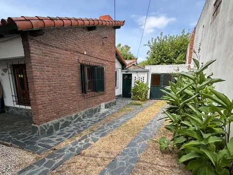 Casa chalet de 2 dormitorios con cochera y patio en alquiler en Tolosa