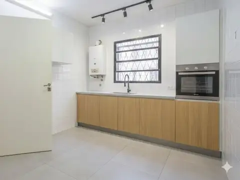 VENTA CASA FRENTE C/COCHERA 2 DORMITORIO PATIO