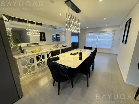 Casa en Venta con 4 cocheras