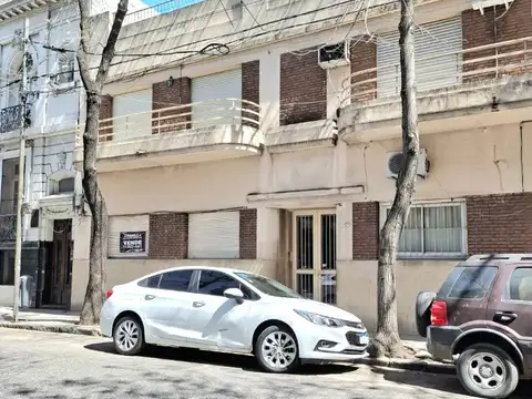 AMPLIO DEPARTAMENTO AL FRENTE  PLANTA BAJA CON PATIO