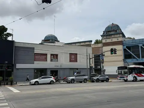 Local en esquina con mas de 22mts sobra la Av