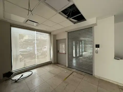 Local en esquina con mas de 22mts sobra la Av