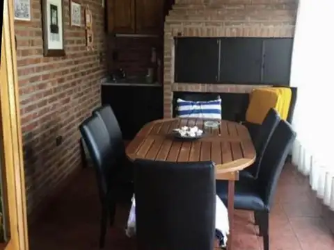 Casa 6 ambientes con 2 baños