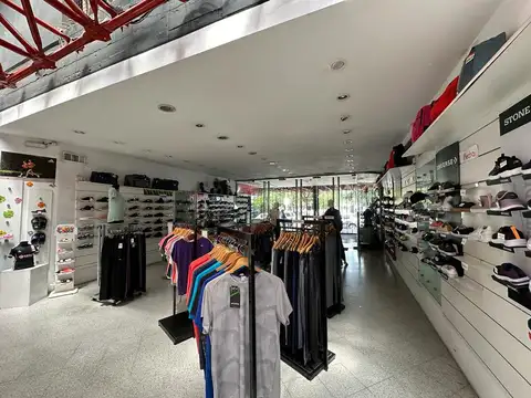 Excelente Local sobre Av 14, frente a la estación de Berazategui - 890 m2