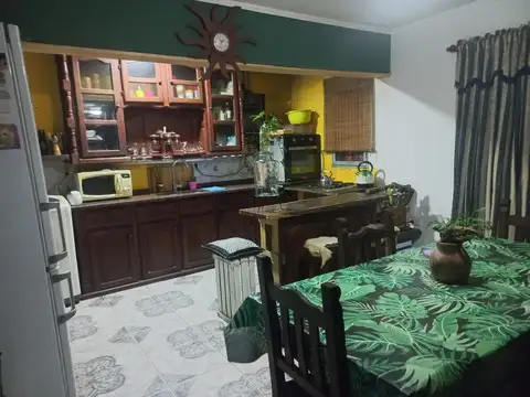 Venta Casa en B. Favaloro 3 dormitorios + local.-