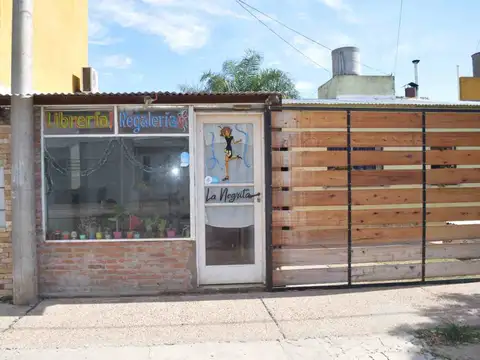 Venta Casa en B. Favaloro 3 dormitorios + local.-