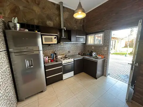 Casa 4 ambientes con 2 baños