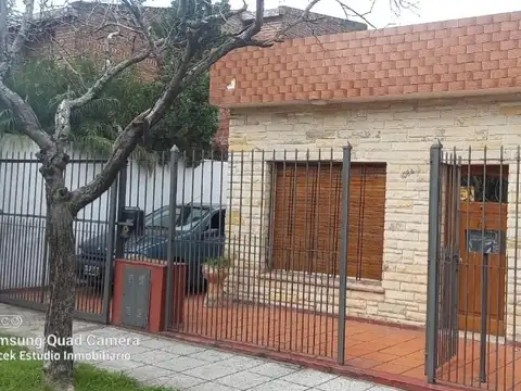 Casa muy solida, dos dormitorios sobre muy amplio lote. Castelar Sur.