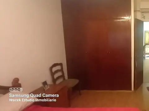 Casa muy solida, dos dormitorios sobre muy amplio lote. Castelar Sur.