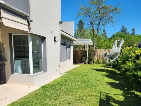 Barrio los Arces - 4 ambientes pileta y cochera cubierta Lote 400 mts