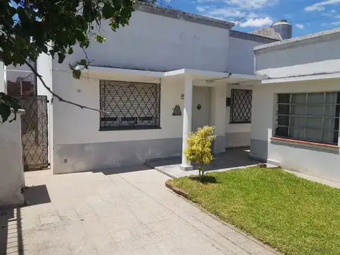 VENTA CASA 3AMBIENTES DON BOSCO COCHERA TERRAZA