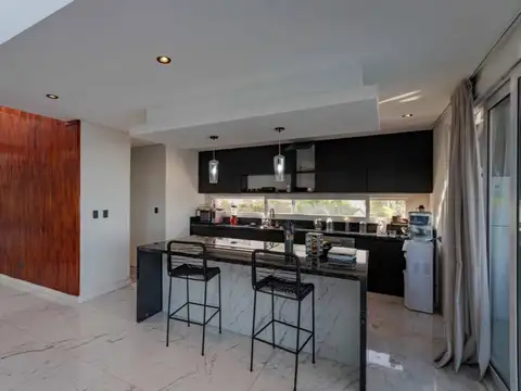 Casa en Alquiler con 6 cocheras