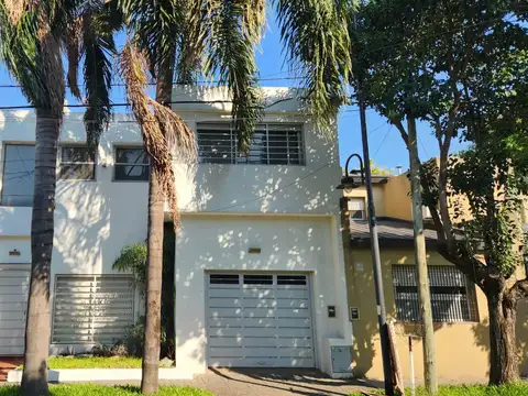SOLIDA Y AMPLIA CASA DE 5 AMBIENTES CON COCHERA, JARDIN Y TERRAZA EN OLIVOS. ALQUILER