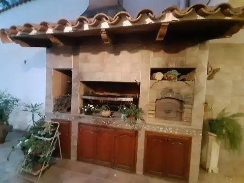 Casa en Venta con 3 cocheras