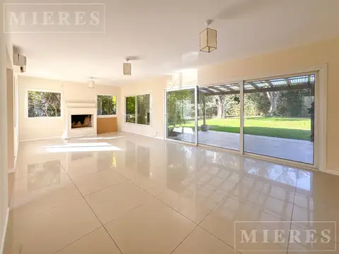 Casa en Alquiler con 2 cocheras