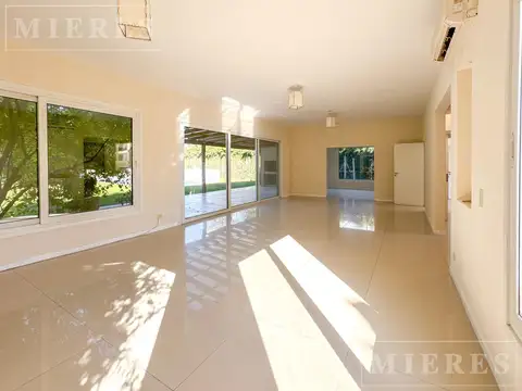 Casa 6 ambientes con 2 baños