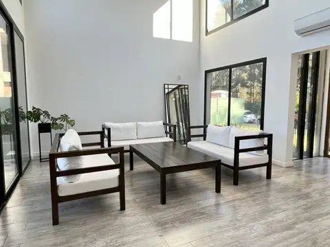 Casa en Venta con 3 cocheras