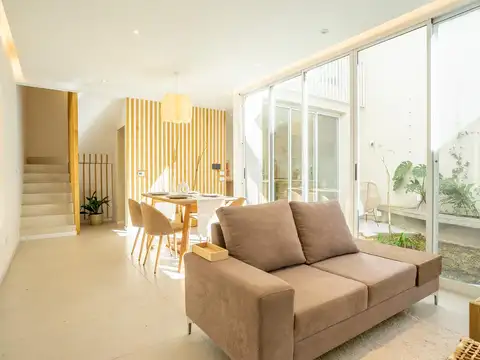 Casa de pasillo reciclada con 3 dormitorios a metros de Bv. Oroño