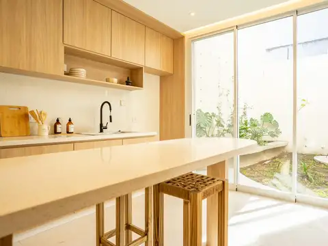 Casa de pasillo reciclada con 3 dormitorios a metros de Bv. Oroño