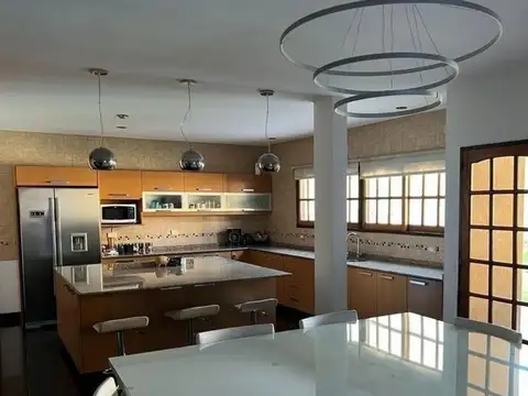 Casa en Venta con 3 cocheras